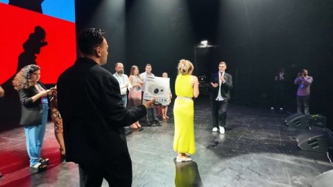 Ведущий Александр Зверев — видео выступления