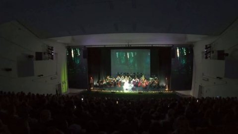 Мультимедийный оркестр Nella Musica Orchestra — видео выступления