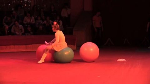 Цирковая артистка Александра Досужева — видео выступления